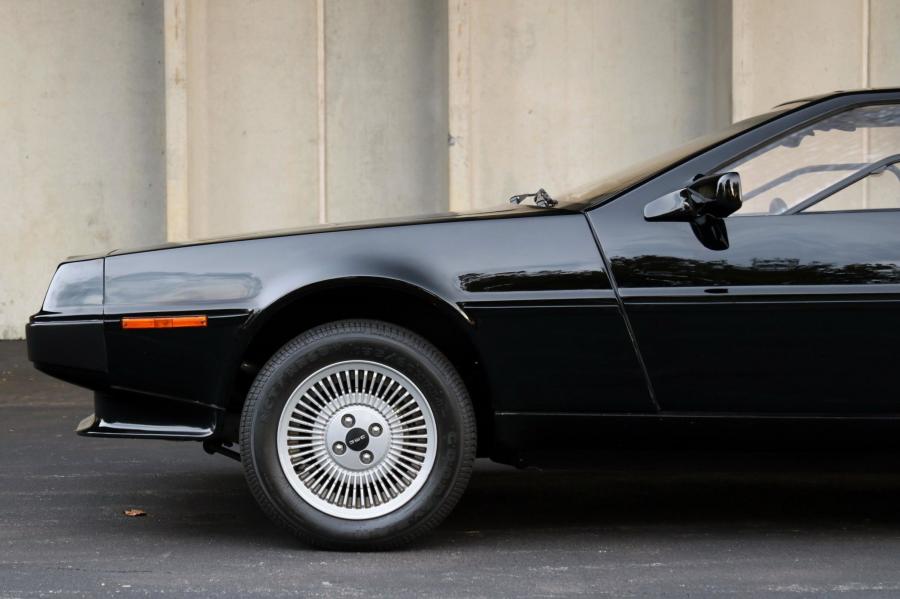 Детали экстерьера DeLorean DMC-12 in Black 1981 года  (фото 26 из 207)